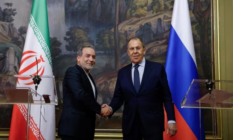 Russia&rsquo;s Lavrov meets Iran&rsquo;s Araqchi, renews offer to help solve conflict