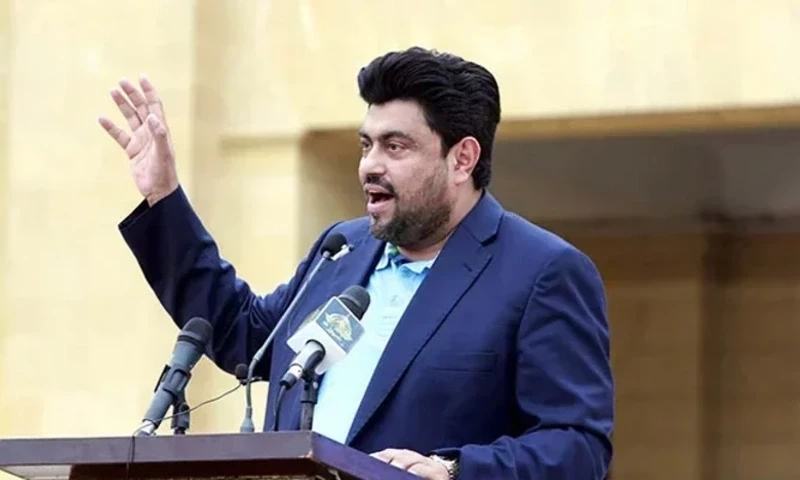 Sindh Governor Kamran Tessori visits site of Lyari building collapse