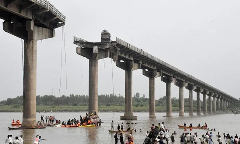Gujarat bridge collapse: Nine dead as vehicles plunge into Mahisagar River