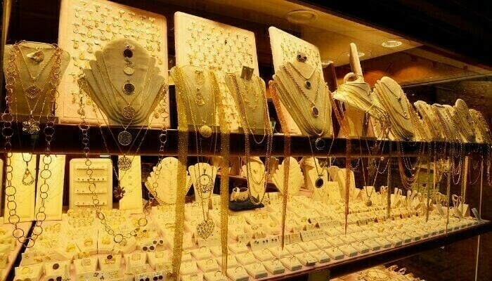 Gold prices plunge in Pakistan as global market sees sharp drop