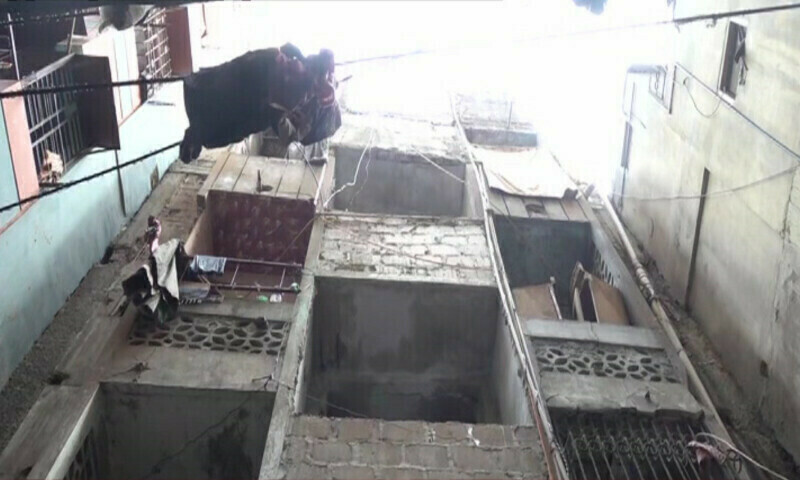 Four-storey Lyari building nearly collapses in Karachi