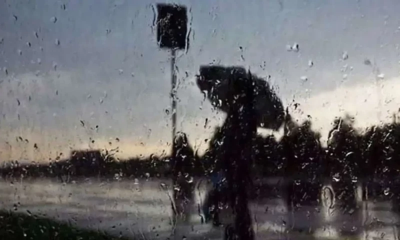 Cool breezes, cloudy skies bring relief to Karachi heat