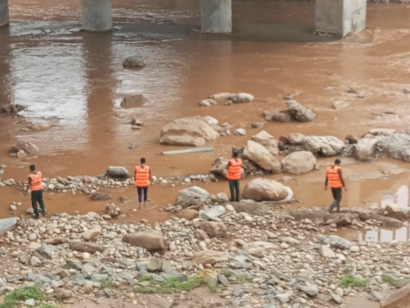 نالے کے اطراف باپ بیٹی کی تلاش جاری