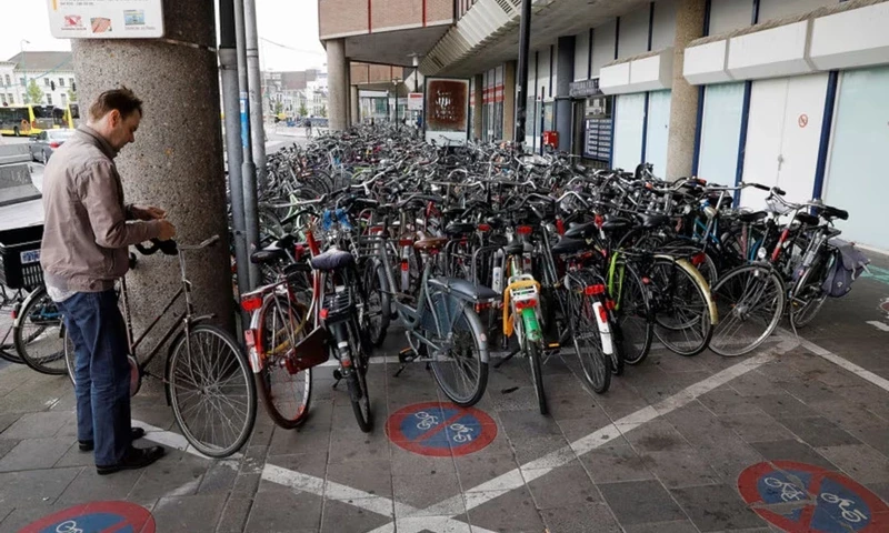 Sindh govt abolishes parking fees mafia in Karachi