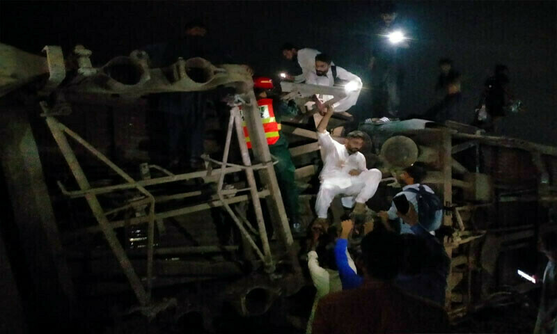 Islamabad Express en route to Rawalpindi derails near Kala Shah Kaku