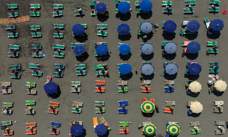 ایلبینا کے شہر شینگجن میں ایڈریاٹک سمندر کے کنارے ساحل پر ڈرون سے چھتریوں کا منظر دکھایا گیا ہے(تصویر بزریعہ رائٹرز)