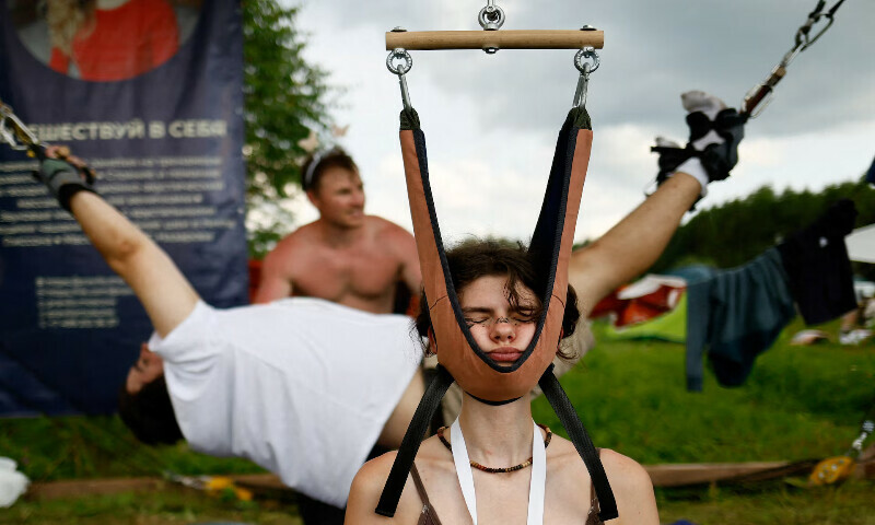 روس کے کالوگا علاقے میں نیکولا-لینیوٹس کلچرل مقام پر لوگ ہر سال ہونے والے ”آرشستوینیے“ فیسٹیول میں حصہ لیتے ہیں، جہاں قدرتی مناظر اور جدید فن کے منفرد آرٹ کے نمونے دکھائے جاتے ہیں (تصویر بزریعہ رائٹرز)