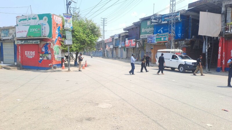 خار بازار میں کرفیو کا ایک منظر، جہاں سیکورٹی اہلکار ڈیوٹی سرانجام دے رہے ہیں