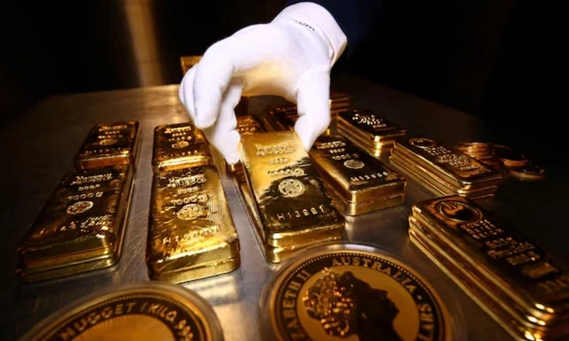 Gold prices fall in Pakistan, tracking global decline