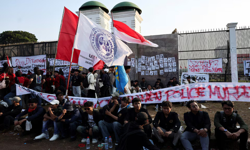 University students gather outside the Indonesian parliament building during a protest against parliamentarians’ extra pay and housing allowances in Jakarta. – Reuters