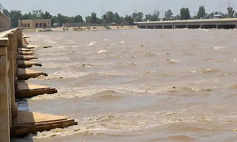 Flood surge enters Guddu Barrage; 94,000 people evacuated from riverine belt