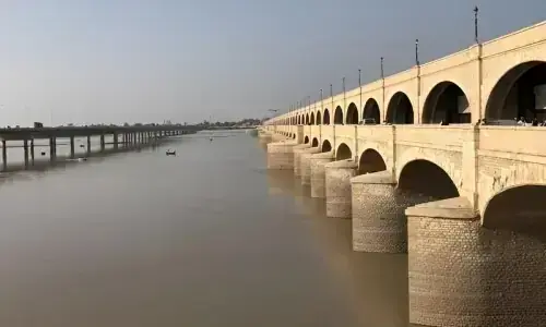 Sindh on high alert as flood wave approaches Guddu Barrage
