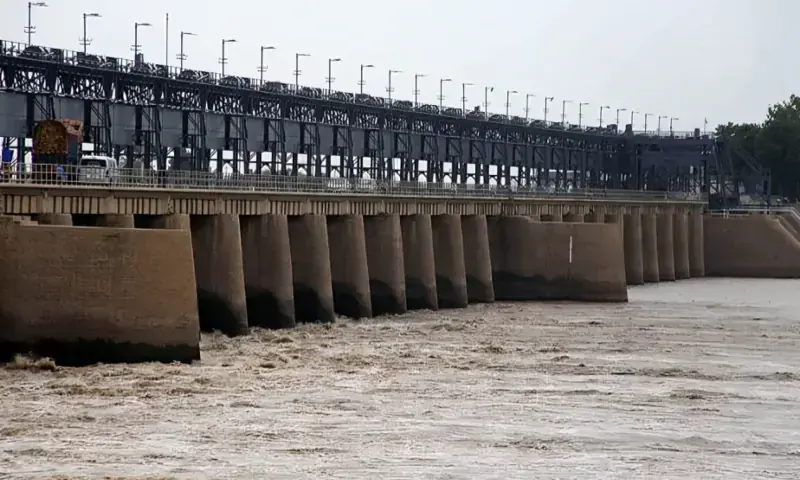 Raging flood wave enters Sindh, threatens major barrages