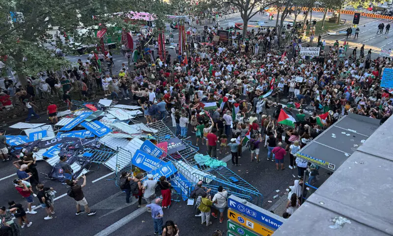 A general view as barriers are removed by protesters during the Vuelta a Espana cycle race in Madrid. – Reuters