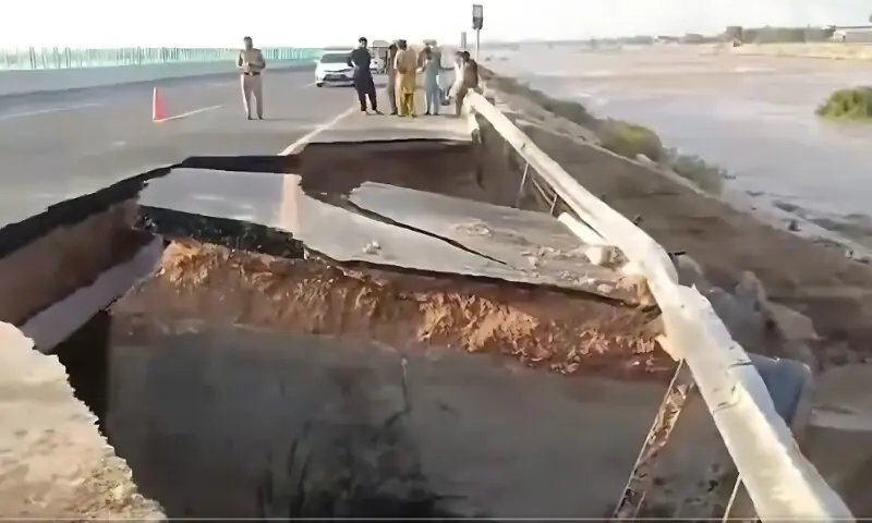 پنجاب میں سیلاب کی تباہ کاریاں: جلال پور پیر والا کے قریب موٹروے کا حصہ پانی میں بہہ گیا، ٹریفک کے لیے بند – Pakistan