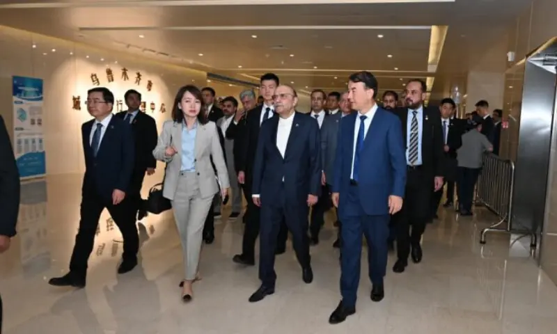 President Zardari visits Urban Operations and Management Centre in Urumqi