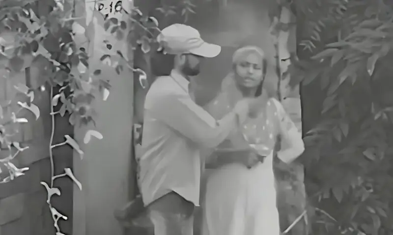 شوہر نے سڑک پر جھگڑے کے دوران بیوی کا گلا کاٹ دیا – World