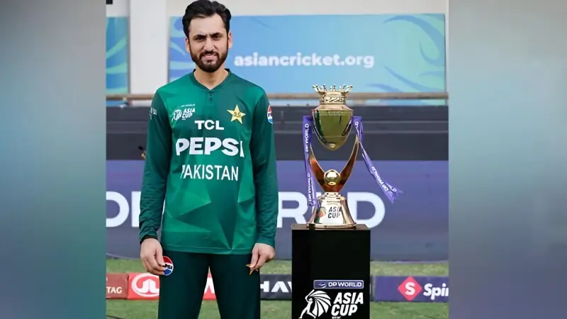 ایشیا کپ فائنل: سوریا کمار ٹرافی شوٹ کیلئے نہیں آئے، سلمان علی آغا نے اکیلے ہی ٹرافی کے ساتھ تصویر بنائی – Sports