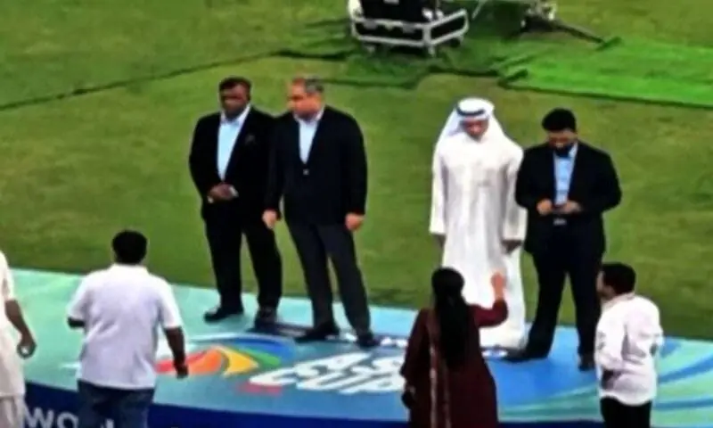 بھارتی ٹیم کی ہٹ دھرمی، محسن نقوی سے ٹرافی لینے سے انکار کردیا – Sports