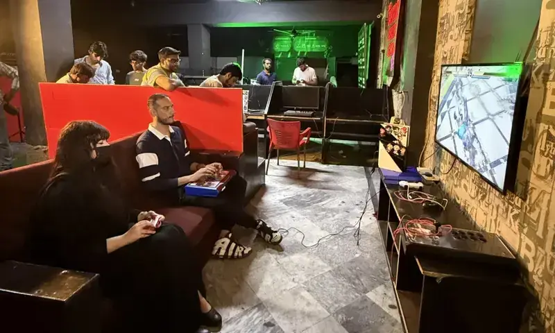 Laiba Adnan and Bawaqar Haider play “Tekken” at the Maniax arcade.
Javed Iqbal/CNN