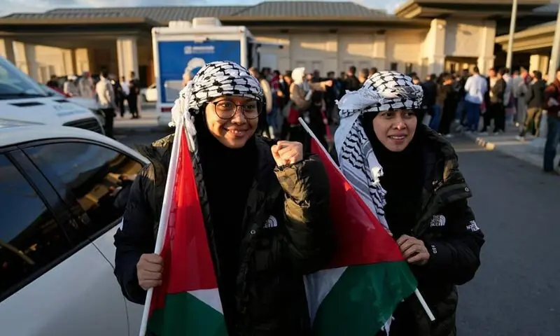 اسرائیلی جیل میں ٹوائلٹ کا پانی پینا پڑا: رہا ہونیوالی صمود فوٹیلا کی بہنوں نے ظلم کی داستان – World