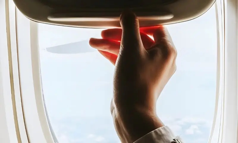 ہوائی جہاز کی لینڈنگ کے دوران مسافروں کو کھڑکیوں کے شیڈز کھُلے رکھنے کا کیوں کہا جاتا ہے؟ – Life & Style