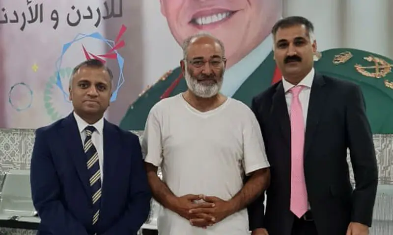 ’ہم پر کتّے چھوڑے گئے‘: سابق سینیٹر مشتاق اسرائیلی قید سے رہا، اسحاق ڈار کی تصدیق – Pakistan