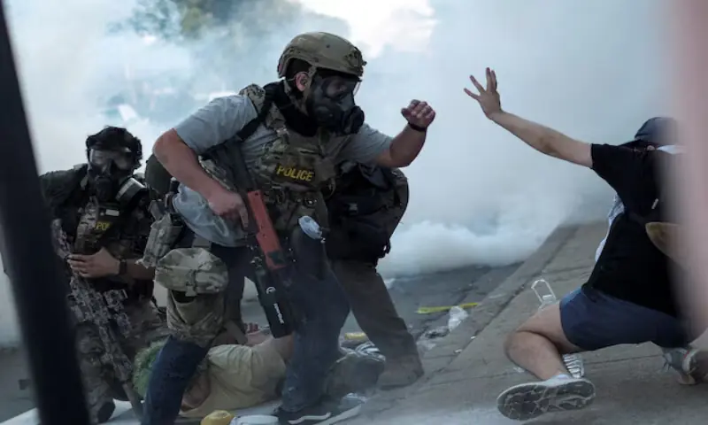 Trump calls for jailing Democratic leaders as troops prepare for Chicago deployment