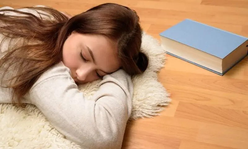 مہنگے گدے چھوڑیں! زمین پر سونا صحت کے لیے زیادہ مفید ہے – Life & Style