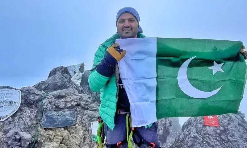 Pakistani mountaineer conquers Oceania&rsquo;s highest peak, completes Seven Summits challenge