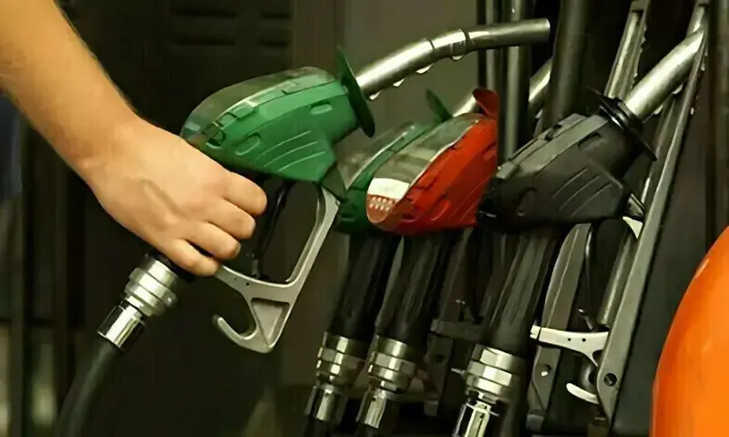 وفاقی حکومت نے پیٹرولیم مصنوعات کی قیمتوں میں بڑی کمی کا اعلان کردیا – Business & Economy