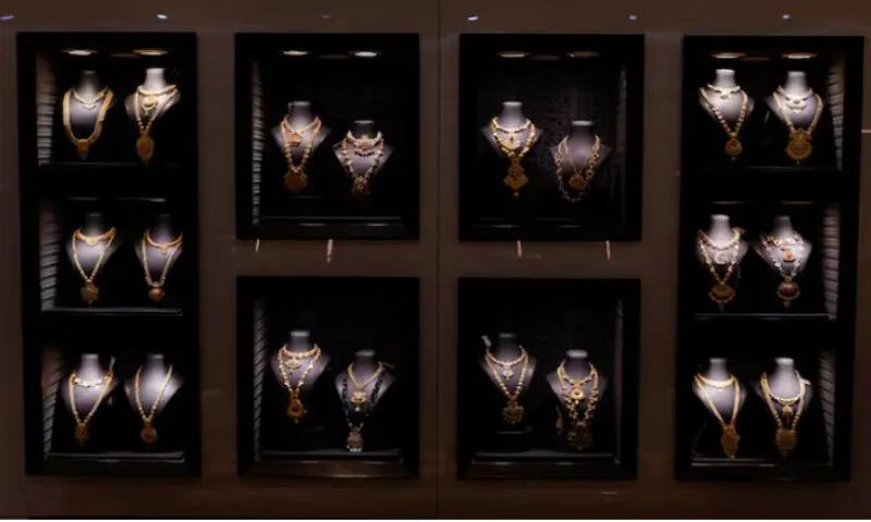 Gold extends record gains on US-China strains, rate-cut bets