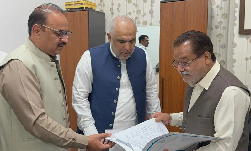 چیف وہِپ عامر ڈوگر، اسد قیصر اور دیگر رہنماؤں نے محمود خان اچکزئی کو اپوزیشن لیڈر نامزد کرنے کی درخواست جمع کرائی