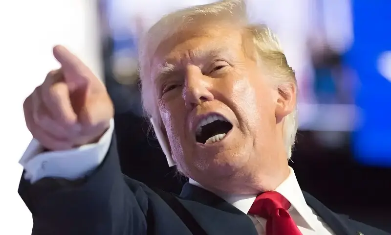 وائٹ ہاؤس کے 400 سال پرانے آئینے سے کیمرا ٹکرانے پر ٹرمپ نے صحافی کو باتیں سُنا دیں – World