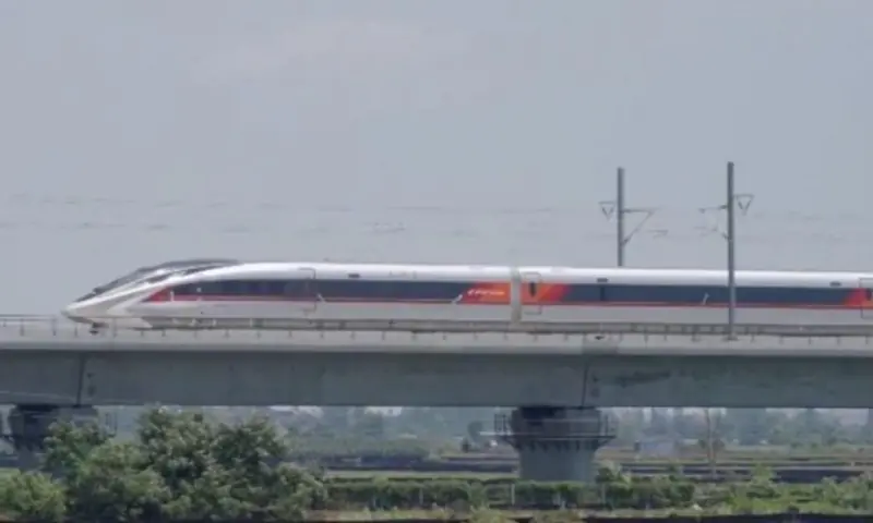 China&rsquo;s CR450 high-speed train sets new benchmark with 450 km/h top speed