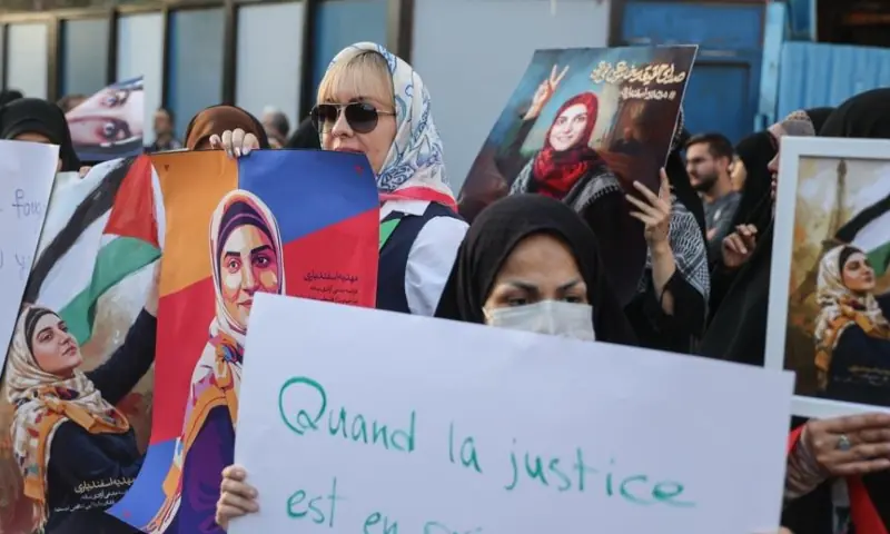 تہران میں فرانسیسی سفارتخانے کے باہر فرانس میں قید ایرانی طالبہ کی رہائی کے لیے احتجاج – World