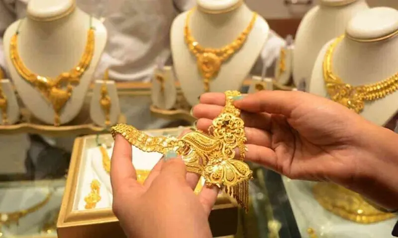 مسلسل کمی کے بعد سونا پھر چمک اُٹھا، فی تولہ کتنے کا ہوگیا؟ – Business & Economy مسلسل کمی کے بعد سونا پھر چمک اُٹھا، فی تولہ کتنے کا ہوگیا؟ – Business & Economy