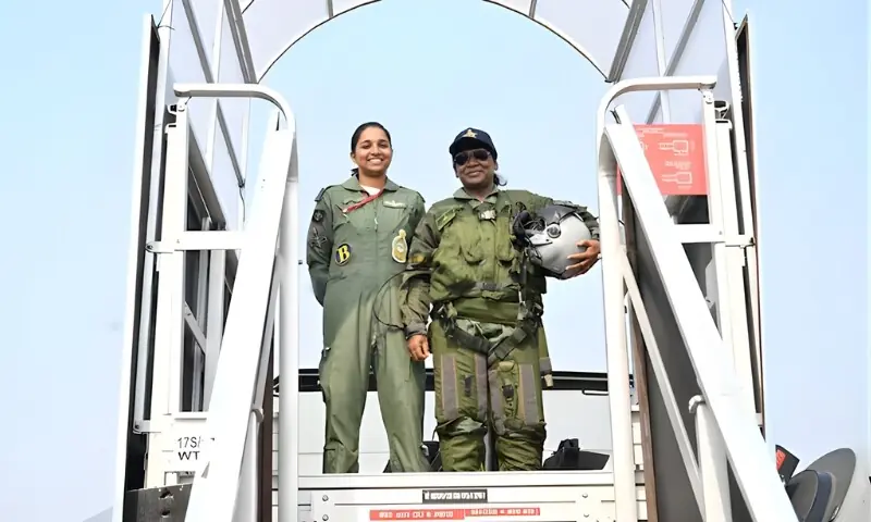  بھارت کی خاتون اسکواڈرن لیڈر شیوانگی سنگھ کو صدر مرمو کے ساتھ 