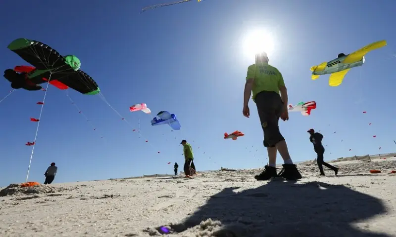 کیپ ٹاؤن میں سجا پتنگ میلہ کیپ ٹاؤن میں سجا پتنگ میلہ