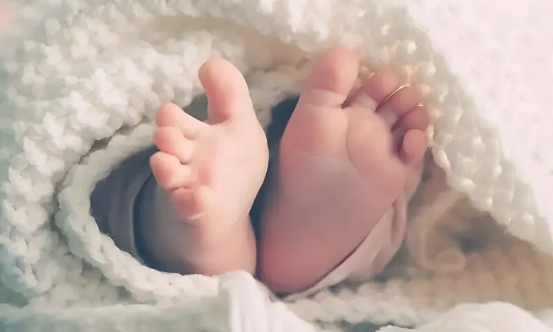 کراچی: اسپتال کے اخراجات ادا نہ کرنے پر نومولود کو فروخت کرنے کا لرزہ خیز واقعہ سامنے آگیا – Pakistan