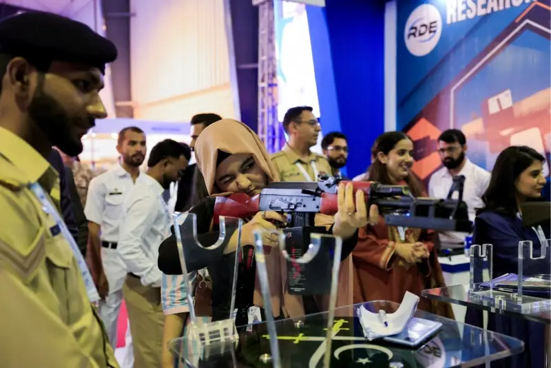 کراچی میں جدید ہتھیاروں کی نمائش کراچی میں جدید ہتھیاروں کی نمائش