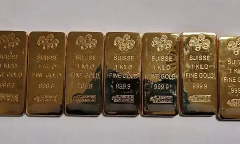 اکیلی کھڑی کار سے کروڑوں روپے مالیت کی سونے کی اینٹیں برآمد – World