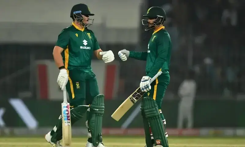 South Africa crush Pakistan by 8 wickets in second ODI, level series 1-1