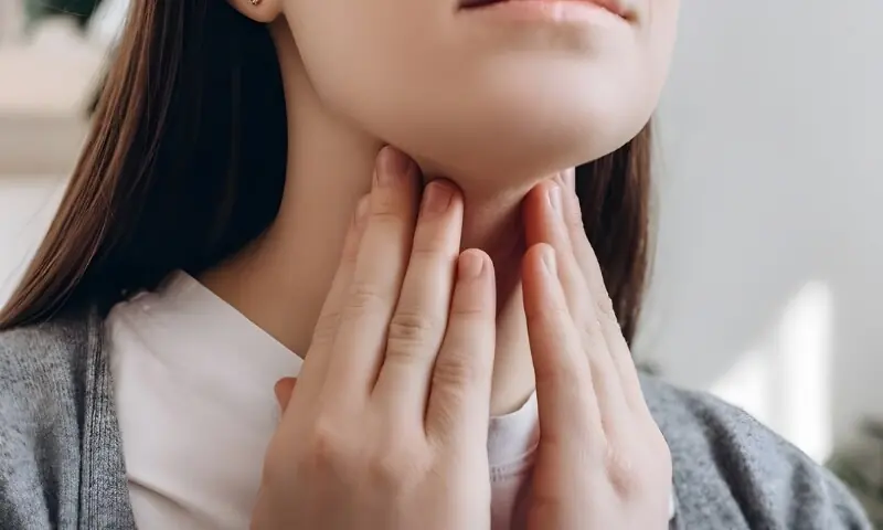 صبح اٹھتے ہی گلے میں خشکی یا خراش محسوس ہوتی ہے؟ ممکنہ اسباب اور آسان علاج – Health