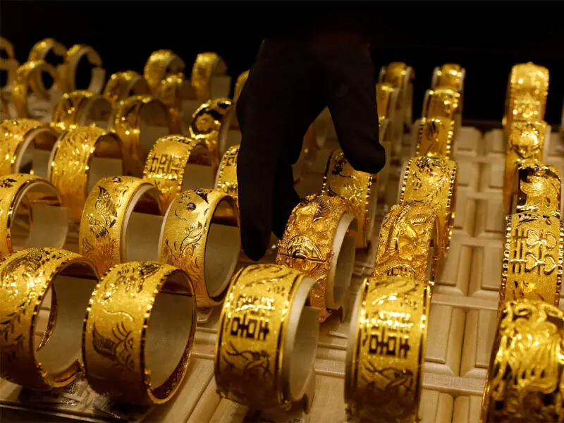 Gold price decreases by Rs3,300 per tola
