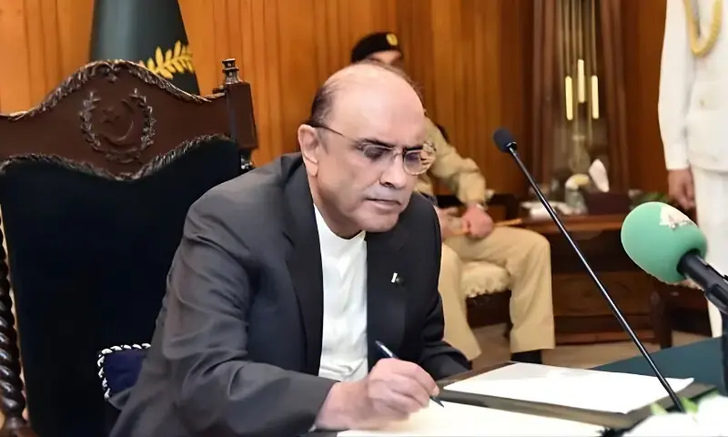 صدر مملکت کے دستخط؛ آرمی، ایئر فورس اور نیوی ترمیمی بل آئین میں شامل – Pakistan