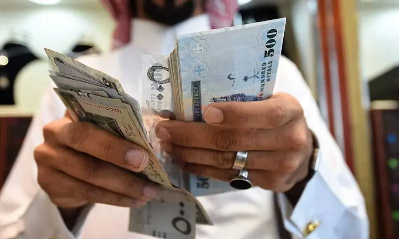 سعودی عرب نے غیر ملکی ملازمین کی تنخواہیں کم کر دیں