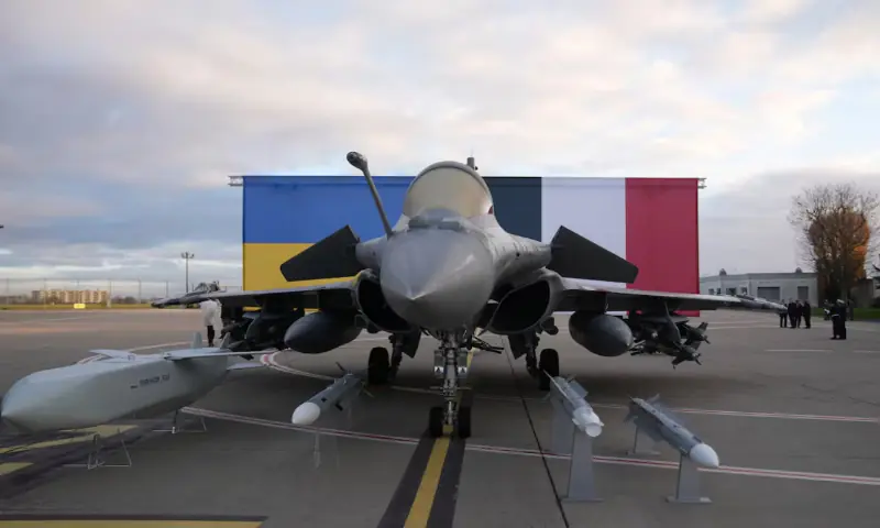 Zelensky in France to seal air defence, warplane deals