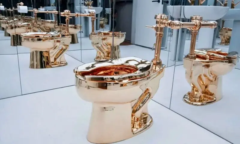 نیویارک نیلامی: سونے سے بنے ’امریکا‘ نامی کموڈکی حیران کن فروخت – Life & Style