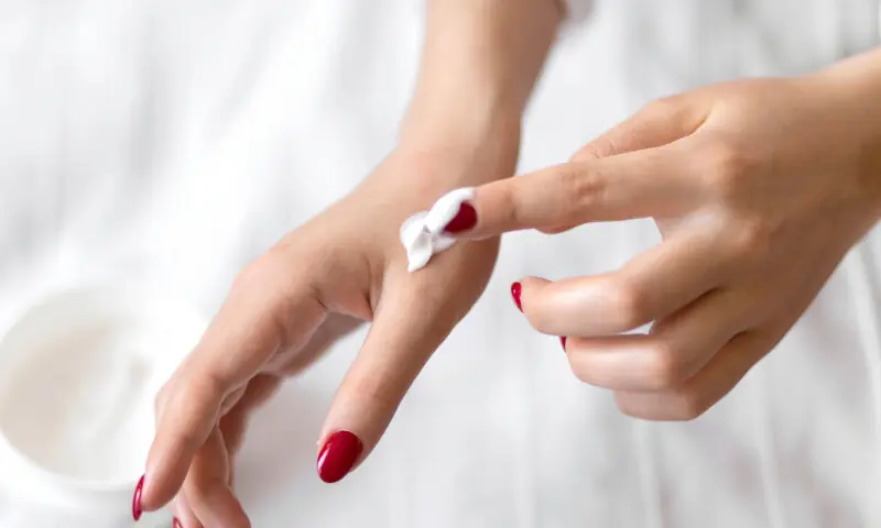 سردیوں میں ہاتھوں کی خشکی سے نجات کا آسان اور مؤثر طریقہ – Life & Style